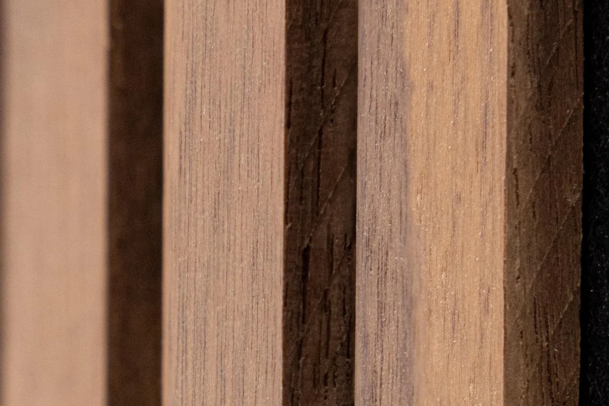 wodewa Akustikpaneel Trend Nussbaum Geölt 120cm | Vollholz Wandverkleidung Durchgehende Lamellen | Schallabsorption Wand & Decke | 9mm flach | Echtholz Akustikplatte | Made in Germany