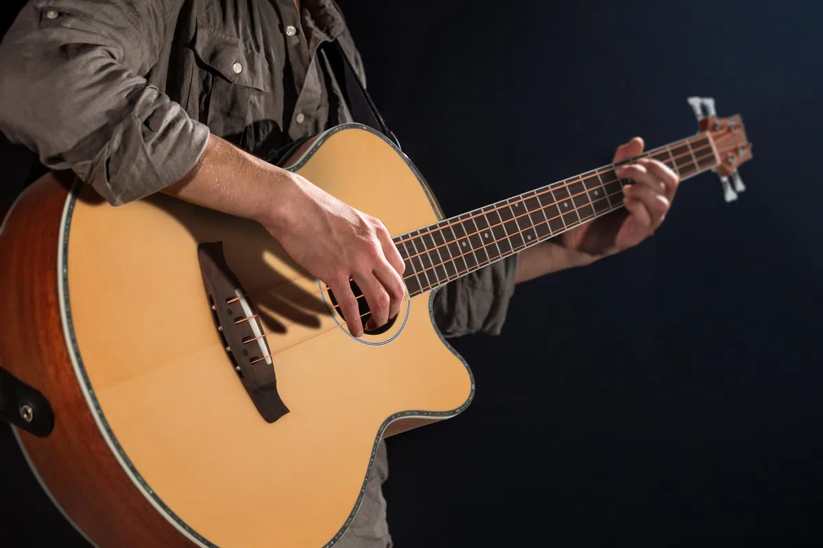 Classic Cantabile Jumbo Akustik Bass mit Tonabnehmer - 4 Saitige Bassgitarre - Jumbo mit Cutaway - Fichtendecke, Mahagoni-Korpus, Mahagoni-Hals, Palisander-Griffbrett - Farbe & Finish in Natur Matt