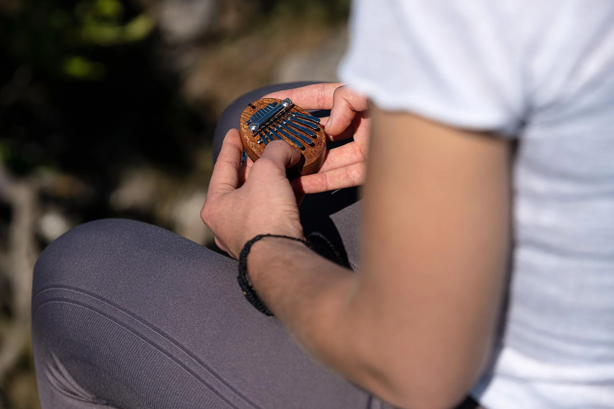 Sonic Energy Massivkörper Kalimba – C-Dur, 8 Töne – Sapeleholz – Für Meditation, Yoga, Kinder – Inkl. Umhängeband (KL8MINI)