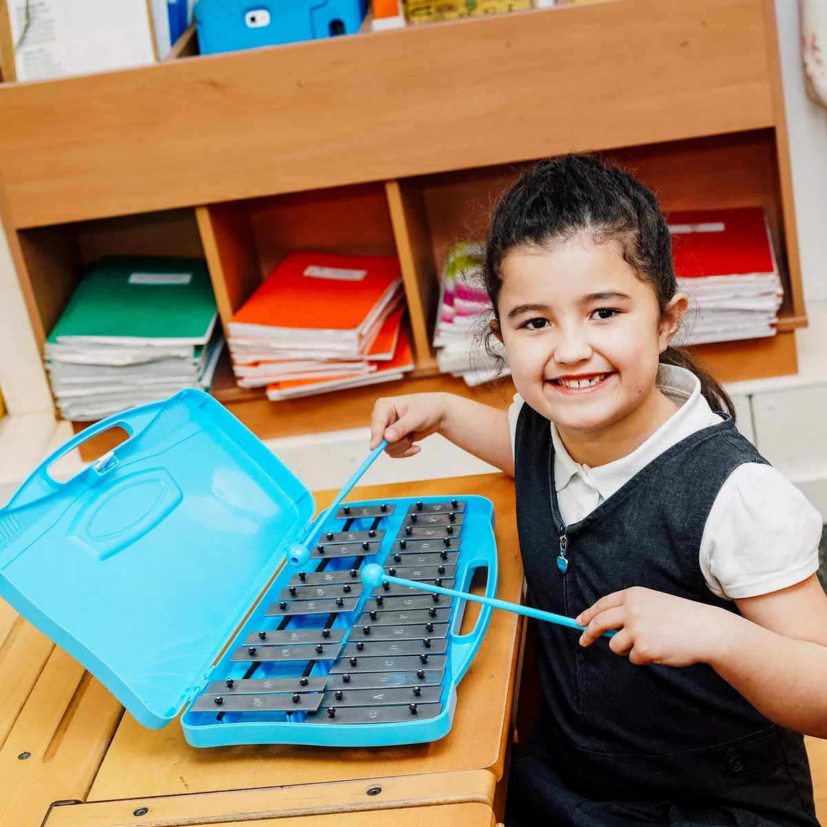 A-Star 25-Noten-Sopran-Chromatisches Glockenspiel-Xylophon im blauen Gehäuse mit silbernen Tasten und zwei Kunststoffschlägeln – 2 Oktaven G5 bis G7