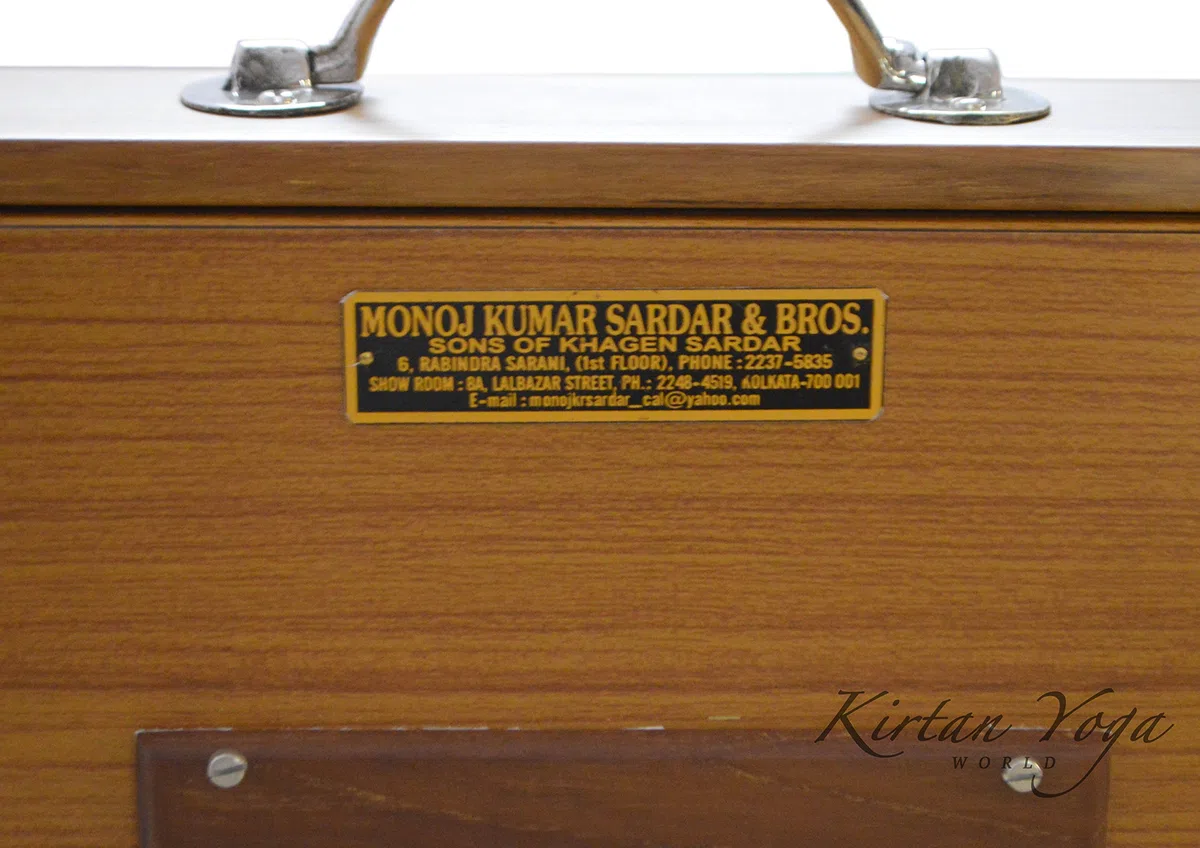 Shruti Box Manoj Kumar Sardar Nr. 2, Konzertqualität, großes Modell 39 x 30 x 8 cm, TEAK Holz, DO 3 bis DO 4 (auch erhältlich in SOL und LA #). 440 Hz-Abstimmung (auch verfügbar in 432 Hz)