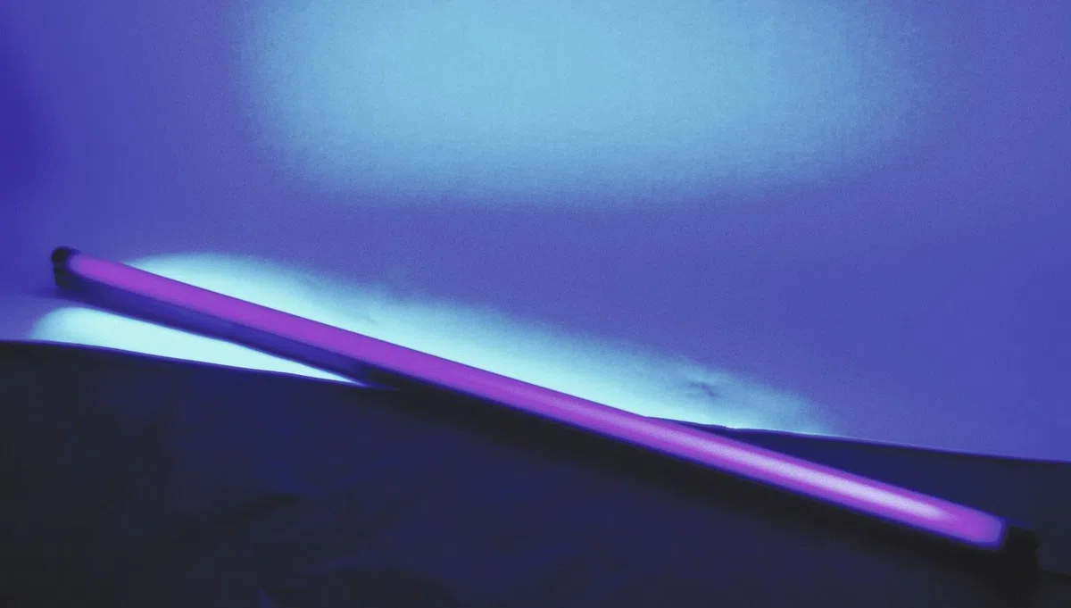 Eurolite UV-Röhre Komplettset 120cm 36W slim | Anschlussfertiges Set mit UV-Röhre | UV Schwarzlicht Beleuchtung | Perfekt für Schwarzlichtpartys | Hohe UV-Leuchtkraft