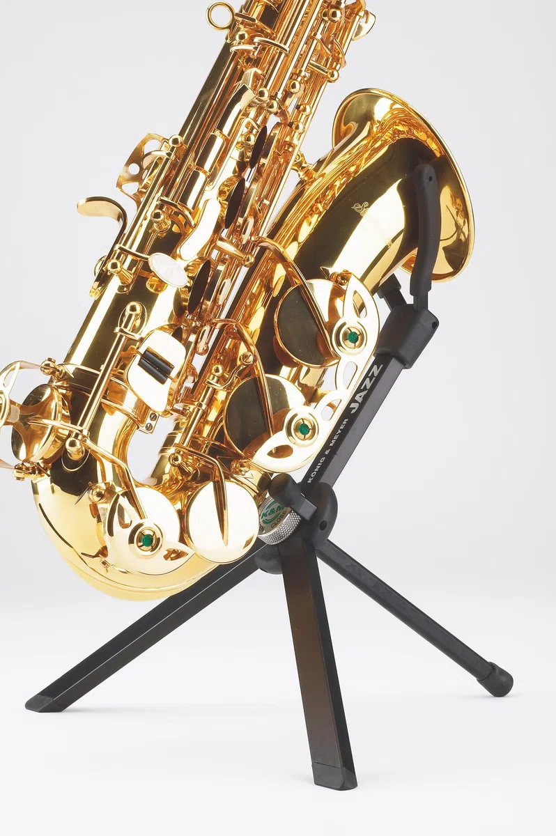 K&M 14330 Saxophonständer Jazz Schwarz Aluminium - inkl. Tragetasche - 31 cm Höhe - Transport im Schallbecher möglich