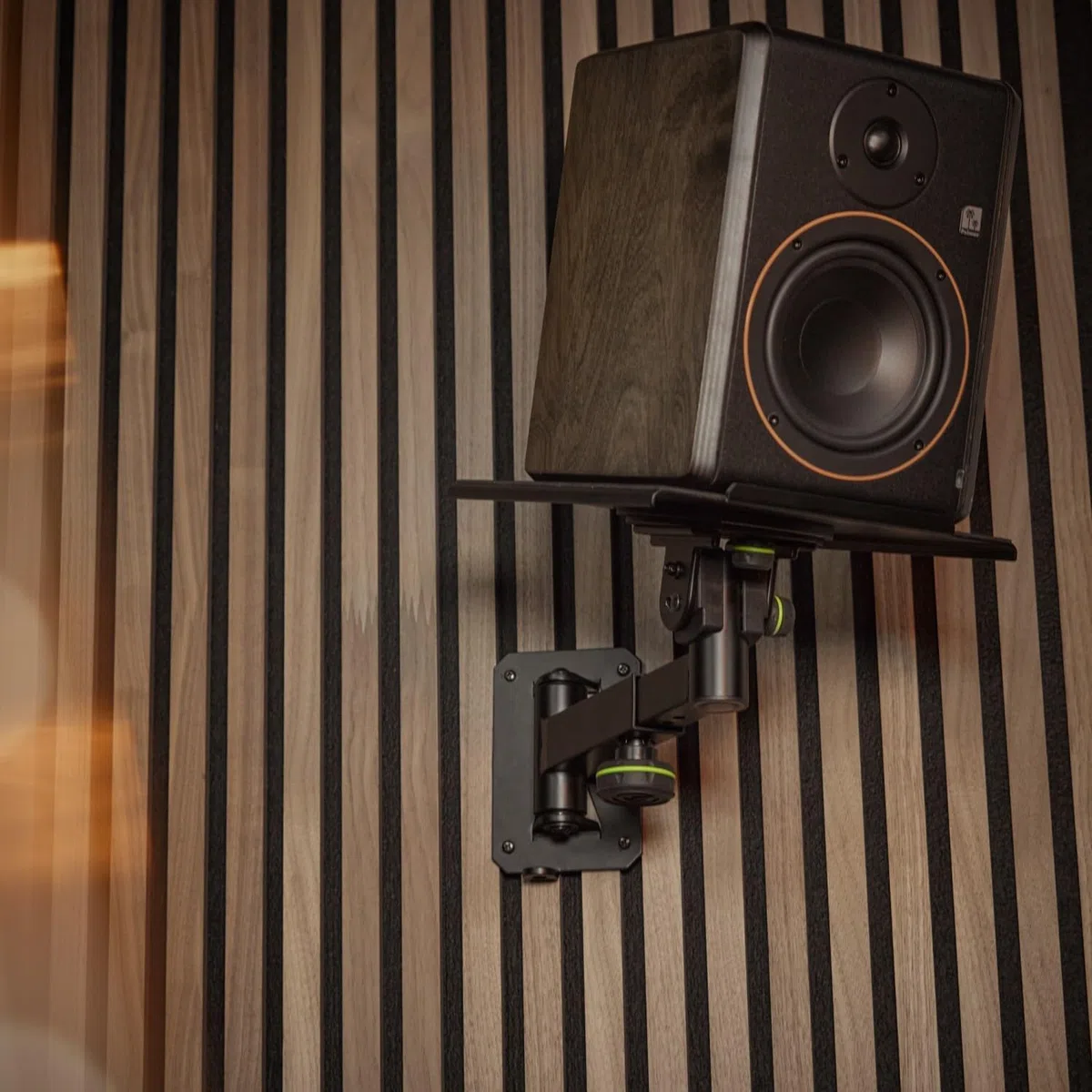 GRAVITY SP WM 1 B Neig und schwenkbare Wandhalterung für Studiomonitore