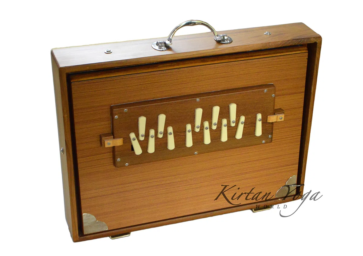 Shruti Box Manoj Kumar Sardar Nr. 2, Konzertqualität, großes Modell 39 x 30 x 8 cm, TEAK Holz, DO 3 bis DO 4 (auch erhältlich in SOL und LA #). 440 Hz-Abstimmung (auch verfügbar in 432 Hz)
