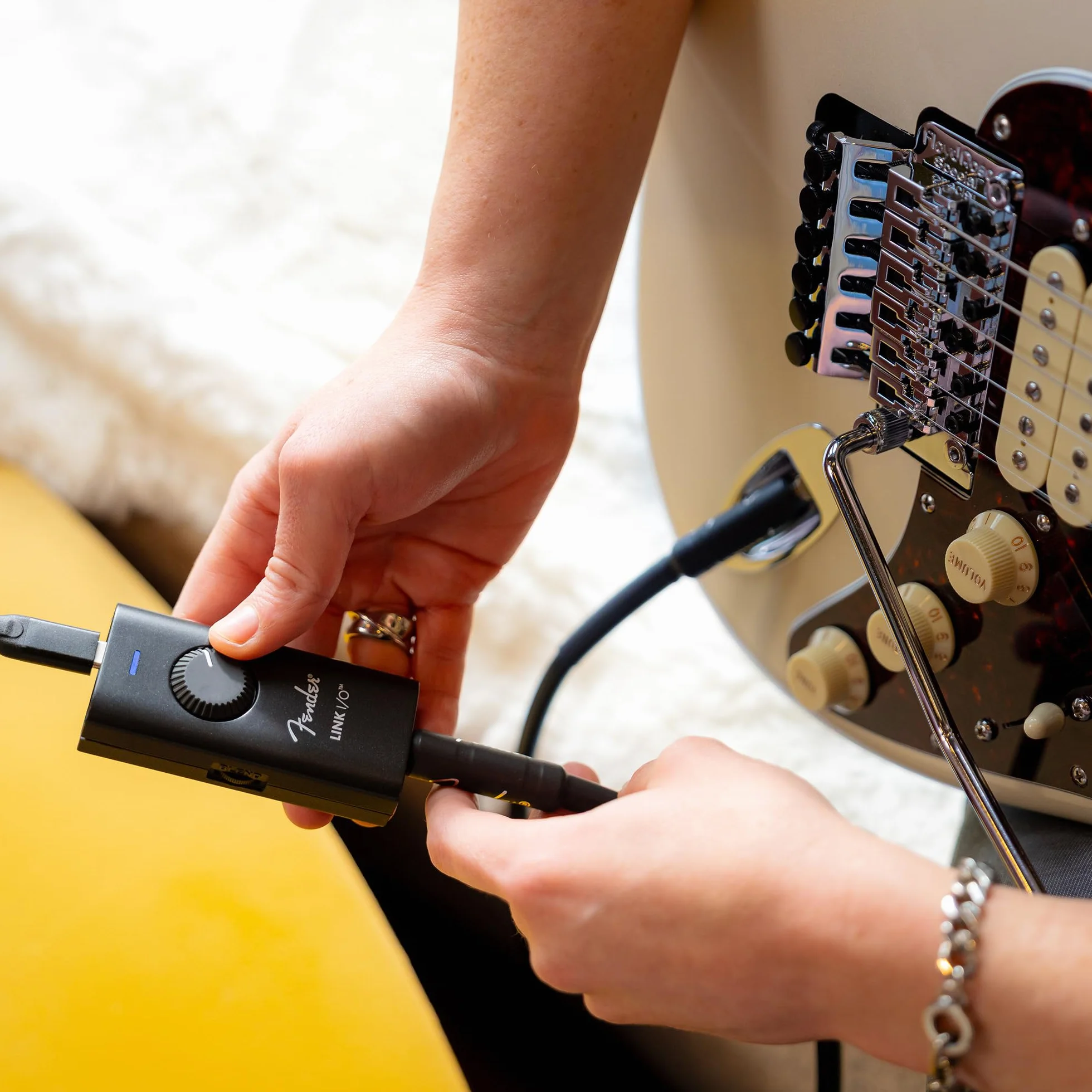 Tragbares USB-C-Audio-Interface Fender Link I/O, geeignet für E-Gitarre, passt in Ihre Tasche, bietet makellosen, bidirektionalen Ton über USB-Verbindung