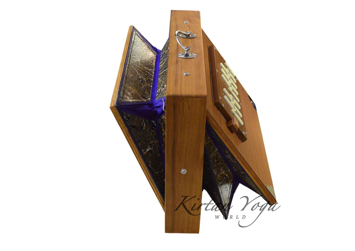 Shruti Box Manoj Kumar Sardar Nr. 2, Konzertqualität, großes Modell 39 x 30 x 8 cm, TEAK Holz, DO 3 bis DO 4 (auch erhältlich in SOL und LA #). 440 Hz-Abstimmung (auch verfügbar in 432 Hz)