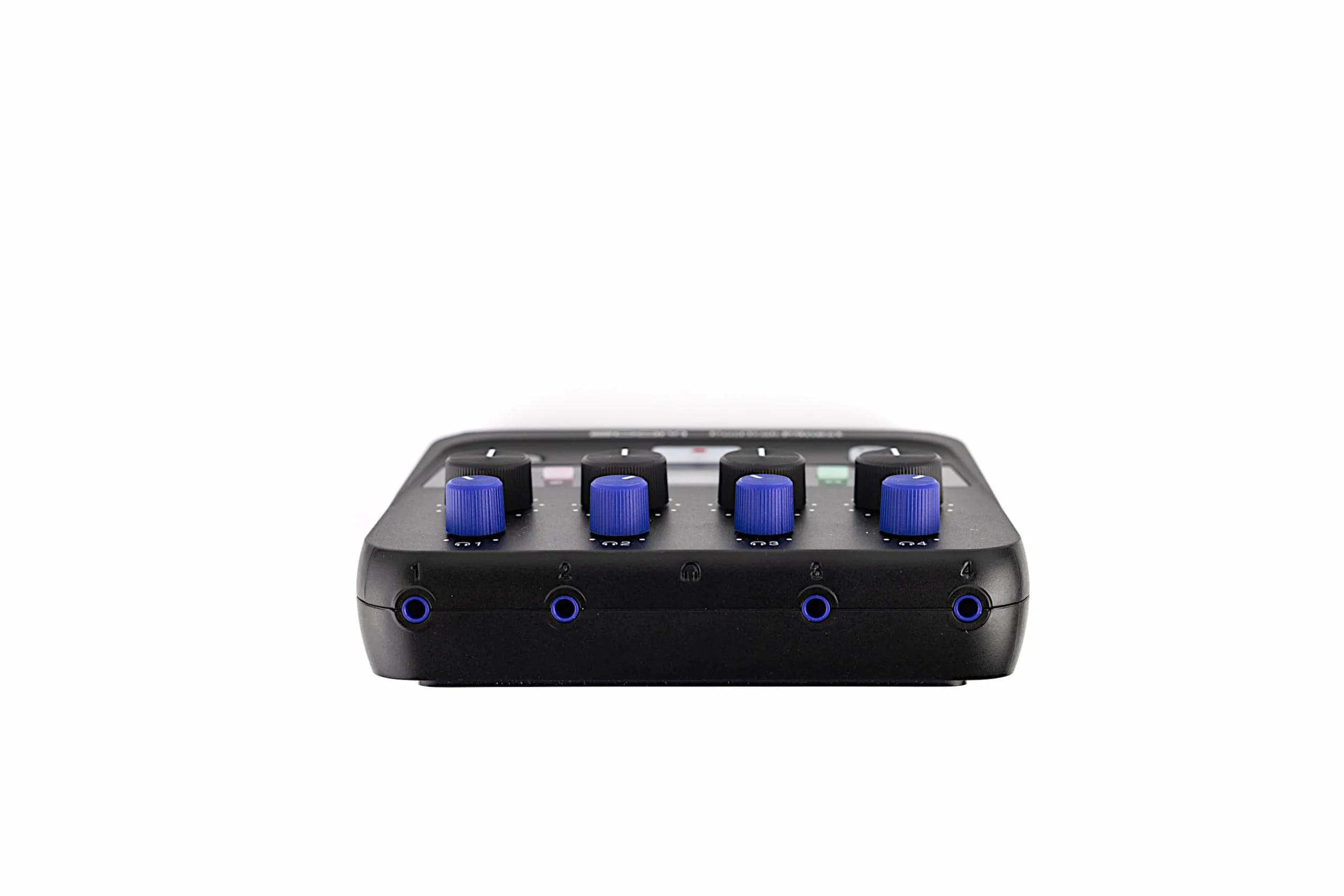 ZOOM PodTrak P4next Podcast-Recorder, 4 XLR Mikrofoneingänge, 4 Kopfhörerausgänge, KI-Rauschunterdrückung, Ton- und Comp-Effekte, Telefoneingang, Sound-Pads, Aufnahme auf SD, Batterie o. USB-Netzteil