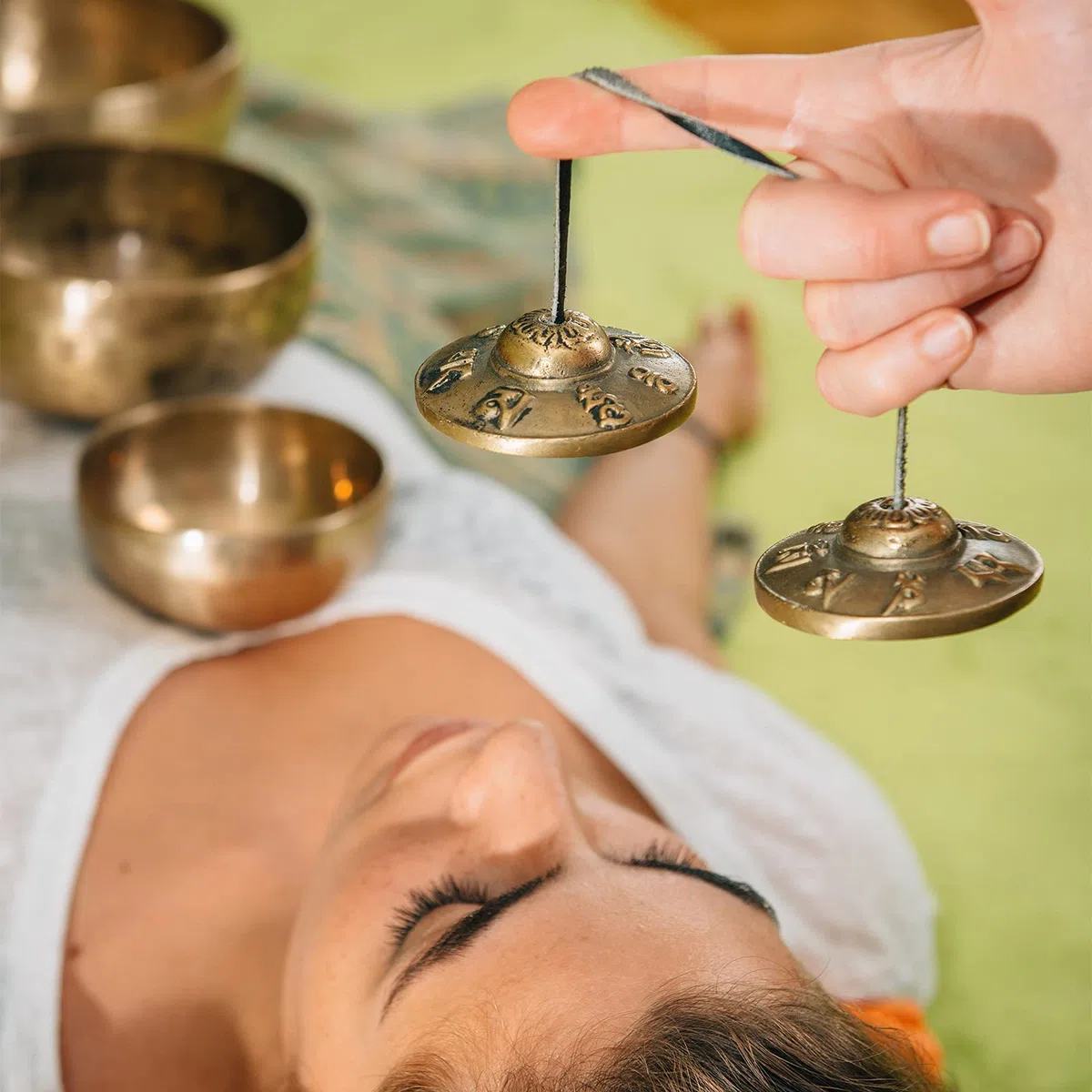 Boao Tibetische Tingsha-Becken Meditationsglocken mit tibetischem Kordelzug-Tuchbeutel, 6,3 cm Meditations-Glocken, für Percussion-Instrument (Om Mane, Padme Hum Symbole, geprägt)