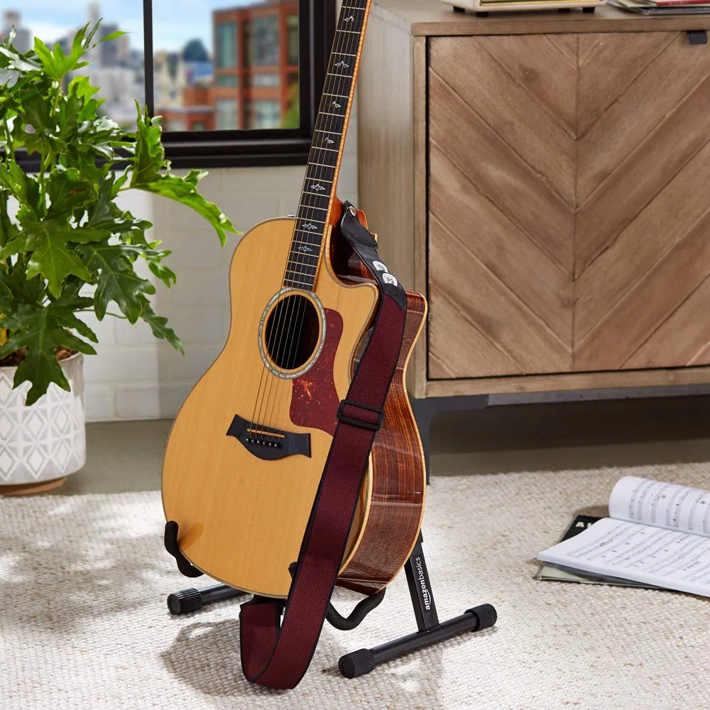 Amazon Basics - Verstellbarer Gitarrengurt für elektrische/akustische Gitarre/Bass, inklusive 3 Plektrenhalter, Baumwoll-Gurt, Rot