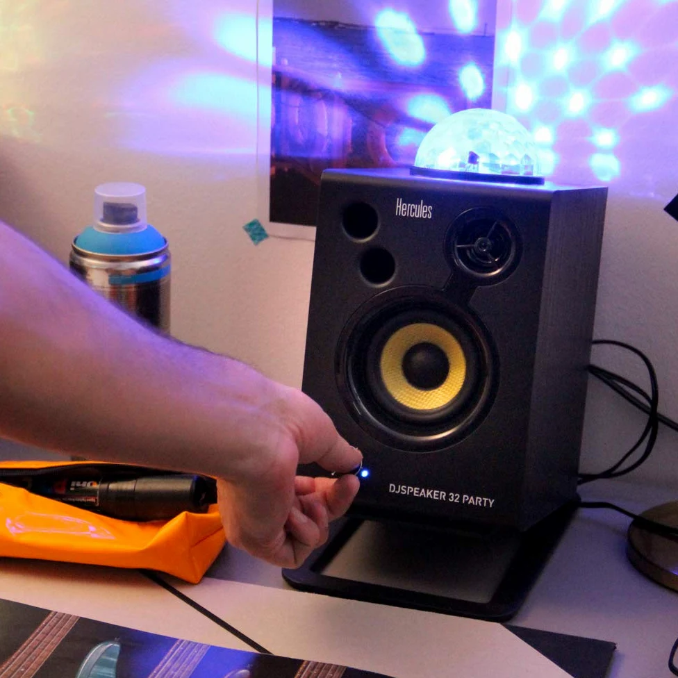 Hercules DJSpeaker 32 Party: 2 x 15 Watt aktive Monitor-Lautsprecher mit integrierter Beleuchtung