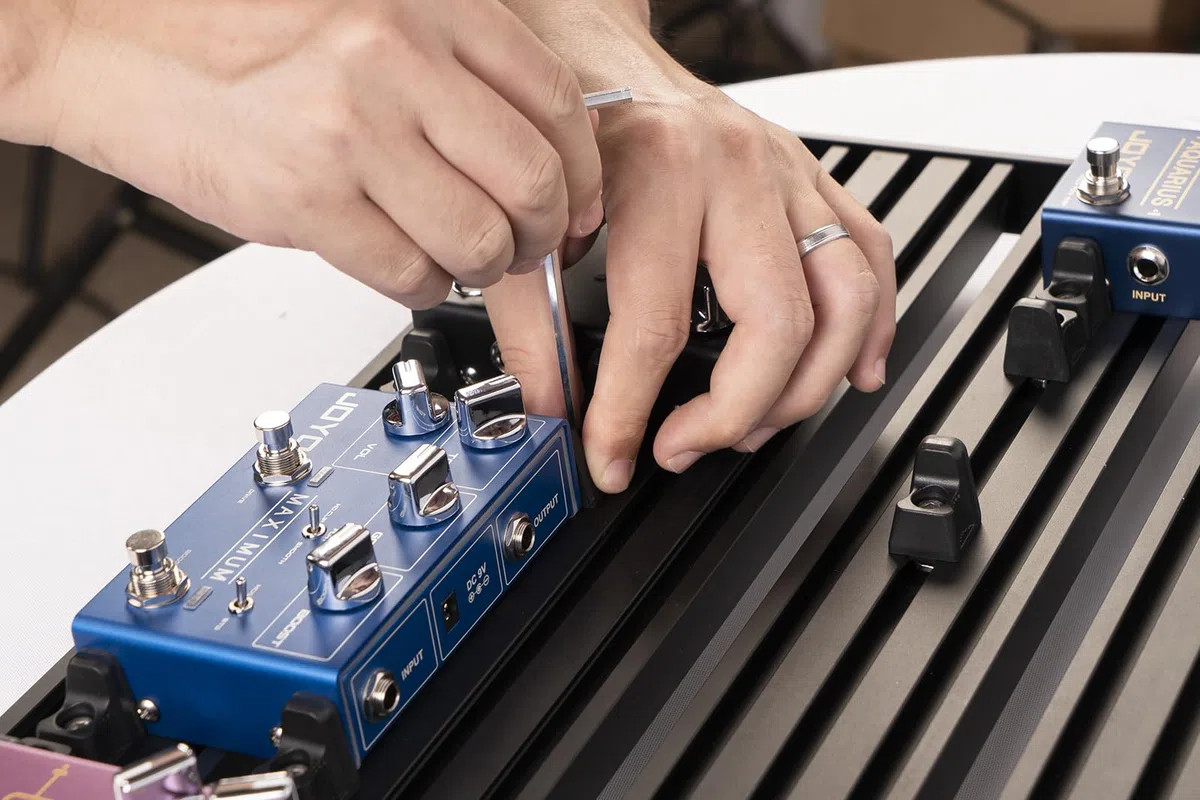 GUITTO GPB Pedalboard-Zubehör, sicheres Clip-on-Design, kein Kleber erforderlich für Effektpedale (Fixture Blocks), 8 Stück, BBL-08