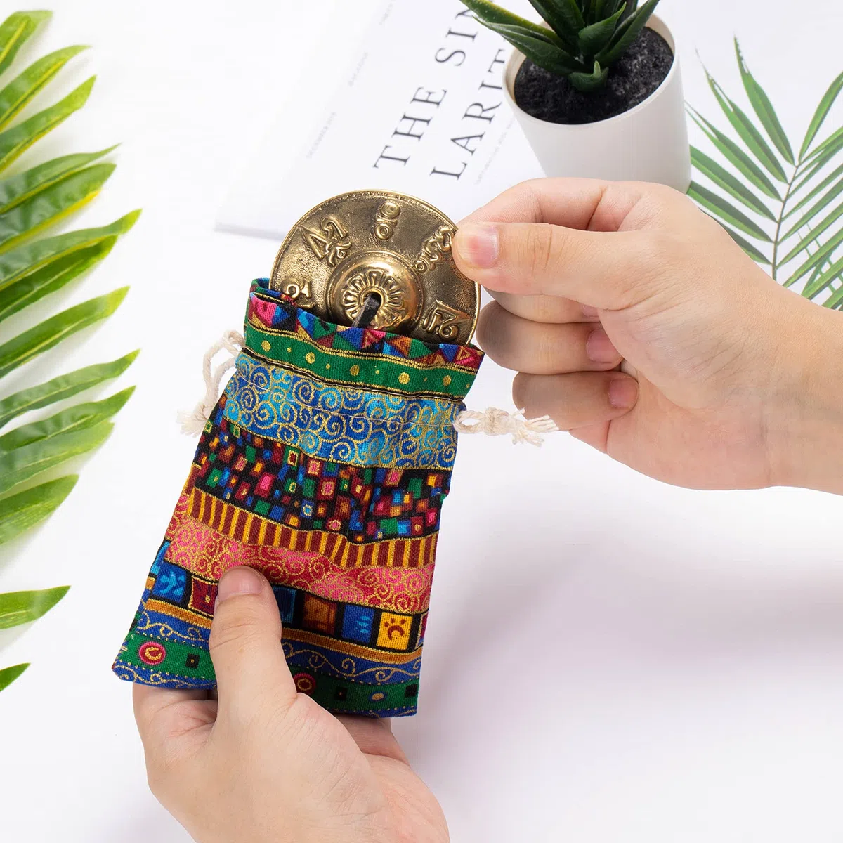 Boao Tibetische Tingsha-Becken Meditationsglocken mit tibetischem Kordelzug-Tuchbeutel, 6,3 cm Meditations-Glocken, für Percussion-Instrument (Om Mane, Padme Hum Symbole, geprägt)